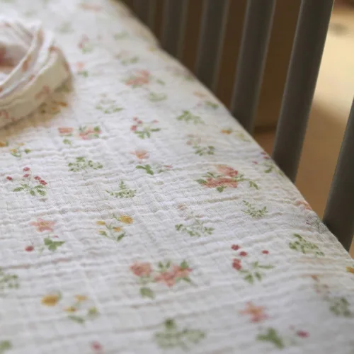 Vista 4 de aden + anais Essentials - Sábana clásica para cuna, 100% muselina de algodón, súper suave y transpirable, ajuste cómodo a medida, floral campestre