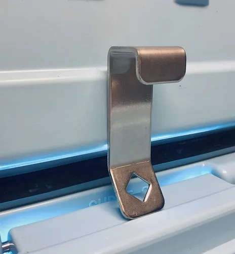 Vista 8 de Soportes universales de bloqueo para enfriador: diseñados para adaptarse a la ranura de amarre de cofres de hielo rotomoldeados medianos a grandes