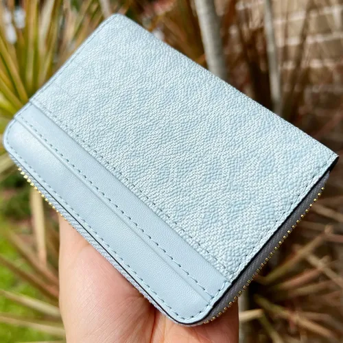 Vista 2 de Michael Kors Jet Set - Estuche de viaje con cremallera media alrededor MK Pale Ocean Blue Multi Azul Patchwork Cartera con cremallera
