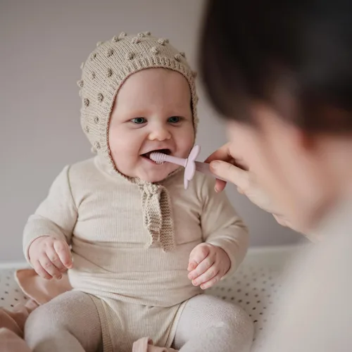 Vista 5 de mushie - Cepillo de dientes para niños pequeños con diseño de flor (rosado)