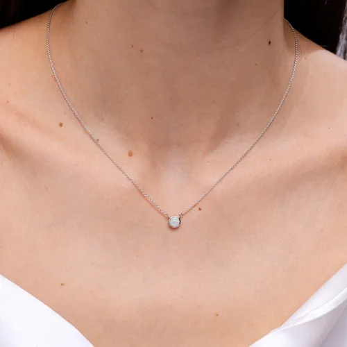 Vista 3 de Angara Colgante solitario de ópalo natural para mujer, collar solitario de ópalo redondo con bisel en oro macizo de 14 quilates, platino Cumpleaños
