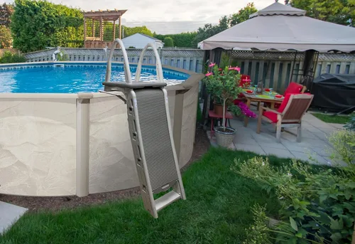 Vista 3 de Confer Plastics 7200 Roll Guard Escalera de Plataforma Ajustable de 48" a 56" con Marco en A de Seguridad para Piscinas Elevadas de Patio al Aire