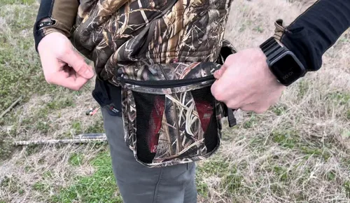 Vista 4 de MOJO Outdoors Dove - Cangurera impermeable con bolsillo para teléfono celular