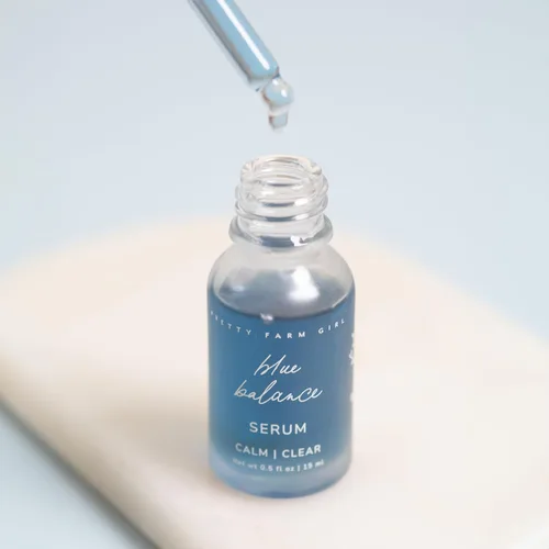 Vista 2 de Pretty Farm Girl Blue Balance - Suero facial calmante con tanaceto azul y manzanilla, fórmula hidratante ligera para enrojecimiento e irritación