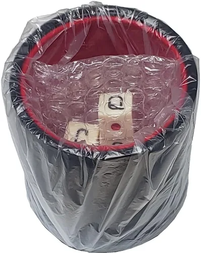 Vista 4 de Juego de dados de póker de 16 mm con esquinas cuadradas y taza de dados de cuero PU negro forrada de terciopelo suave - Caja de regalo