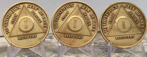 Vista 2 de Juego de 3 medallones AA de bronce de 1 año de sobriedad de aniversario de oración de serenidad