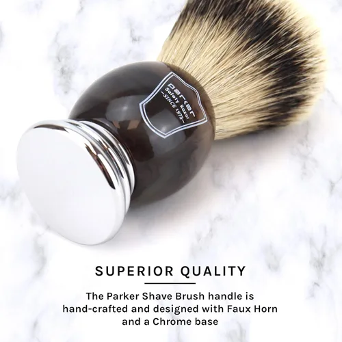 Vista 4 de Brocha de afeitar Parker Safety Razor con cerdas 100 % de pelo de tejón plata y mango de imitación de cuerno, con soporte incluido.