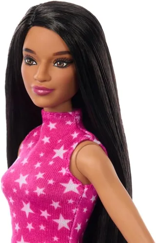 Vista 3 de Muñeca Barbie Fashionistas #215 con pelo liso negro, top estampado de estrellas rosas y falda iridiscente, juguete coleccionable del 65 aniversario