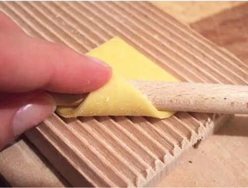Vista 3 de Eppicotispai Garganelli y ñoquis Stripper con pala, madera de haya natural, marrón