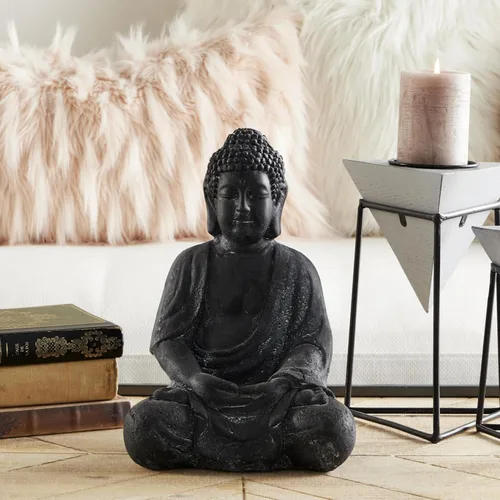 Vista 3 de CosmoLiving by Cosmopolitan - Escultura decorativa de Buda de cerámica meditando para decoración del hogar con tallas grabadas y detalles