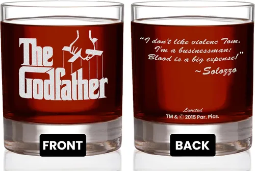 Vista 10 de Vaso de whisky oficial de Godfather Etched Rocks, con logotipo y cita "I'm gonna make him an offer he can't refuse", cristalería artesanal de alta