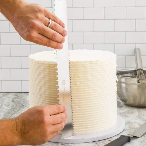 Vista 3 de Restaurantware Peine para tartas de 19.8 x 2 pulgadas, 1 peine decorativo de semicírculo, bordes surtidos de doble cara, de acero inoxidable