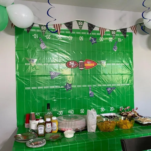 Vista 3 de Esjay Mantel de fútbol, paquete de 2 manteles (54 x 72 pulgadas) para decoraciones de fútbol y suministros de fiesta