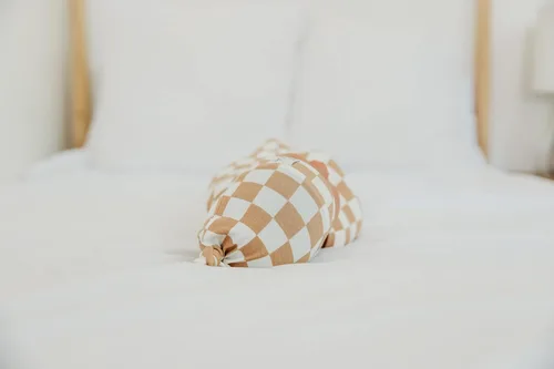 Vista 5 de Copper Pearl Gorro de bebé con nudo superior elástico suave Rad