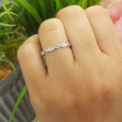 Vista 4 de Dazzlingrock Collection Anillo de boda apilable de estilo vintage de 14 quilates con piedras preciosas redondas y diamantes blancos, oro blanco