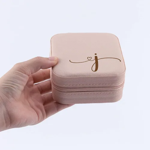Vista 4 de FDFHOME Joyero con inicial letra J regalo para mujeres y niñas organizador de joyas de viaje para aretes anillos collares pulseras regalos