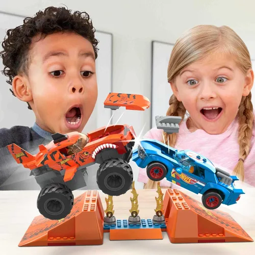 Vista 2 de MEGA Hot Wheels Monster Trucks - Juego de construcción de juguete Smash & Crash Tiger Shark Chomp Course con 245 piezas, 2 microfiguras, naranja