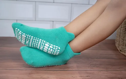 Vista 2 de RATIVE - Calcetines antideslizantes con agarre para bebés, niños y niñas