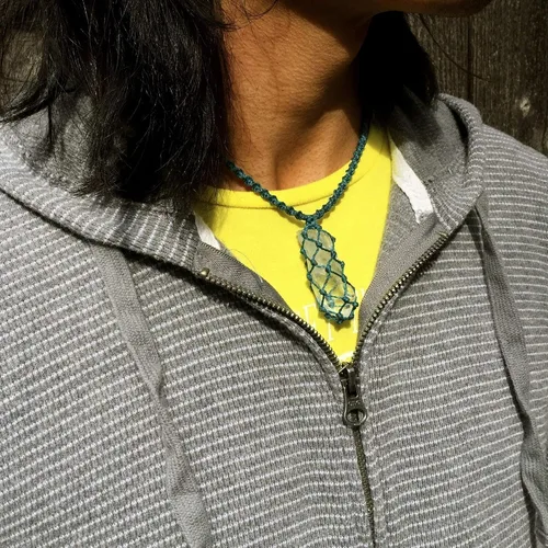 Vista 3 de Collar surfista para hombre con piedra de cuarzo en azul turquesa – Joyería de cordón de fibra anudada hecha a mano por Rumi Sumaq
