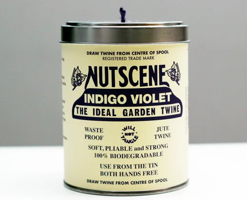 Vista 7 de NUTSCENE Lata Icónica (Lata de Cordel) con Su Cordel de Yute Escocés Tradicional y Agujero en la Parte Superior para Fácil Dispensación. 14