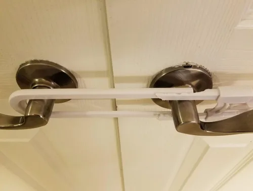 Vista 2 de Cerraduras de gabinete para seguridad infantil, cerraduras de seguridad a prueba de bebés para perillas y asas, paquete de 4