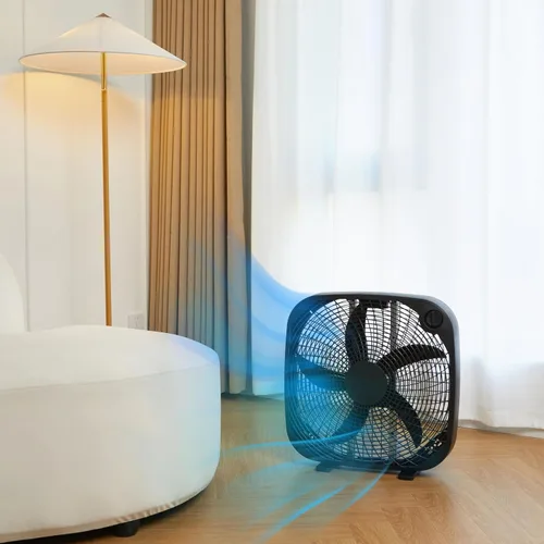 Vista 5 de Amazon Basics Ventilador de caja de 3 velocidades para dormitorio, portátil con asa de transporte, potente flujo de aire, 5 cuchillas, diseño