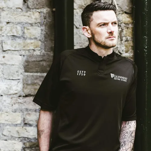 Vista 4 de GUINNESS Camiseta de rugby negra con estampado en relieve, negro, pequeño, Negro