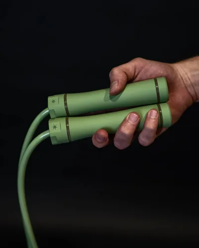 Vista 2 de Swissskip Cuerda de saltar pesada de Dayan Kolev; cuerda de saltar pesada de 1 libra para principiantes y atletas profesionales; Verde claro (Matcha)