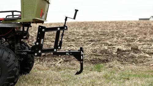 Vista 7 de KIT DE PAISAJE IMPACT IMPLEMENTS® para ATV, UTV y tractor de jardín. Incluye elevador, cuchilla niveladora y rastrillo de campo agrícola