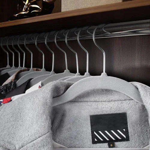 Vista 3 de Yaheetech Perchas de terciopelo para ropa, delgadas y antideslizantes, perchas para trajes que ahorran espacio, paquete de 200, color gris