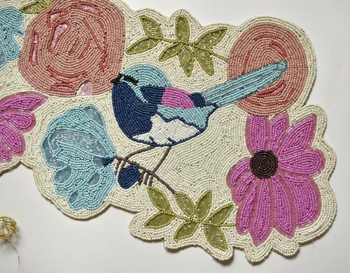 Vista 2 de Camino de mesa hecho a mano con cuentas con diseño de pájaros, multicolor, camino de mesa de primavera para casa de campo, decoración de mesa