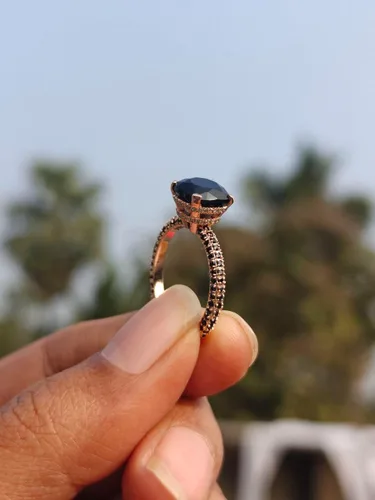 Vista 5 de SilverDia - Anillo de compromiso de 2 quilates con diamantes de ónix negro con doble halo oculto, anillo de compromiso delicado de media eternidad