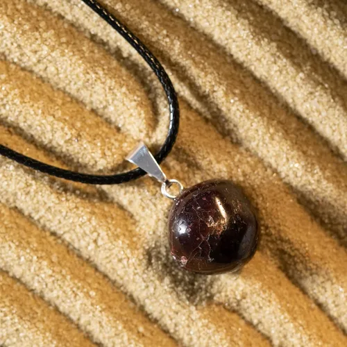 Vista 2 de AYANA Collar colgante de cristal curativo de piedra de granate Curación de cristal natural Piedra de pasión y creatividad Chakras de raíz y sacro