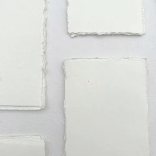 Vista 4 de E-Tailor Papel de trapo de algodón hecho a mano de 4 x 9 pulgadas, hojas sueltas texturizadas con borde deckle Tarjeta de 5.56 oz/m² en blanco