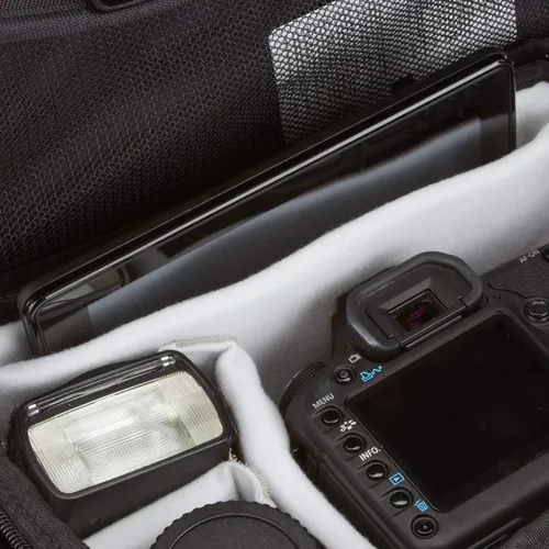 Vista 5 de Amazon Basics Bolsa grande para dispositivos DSLR, negra con interior gris