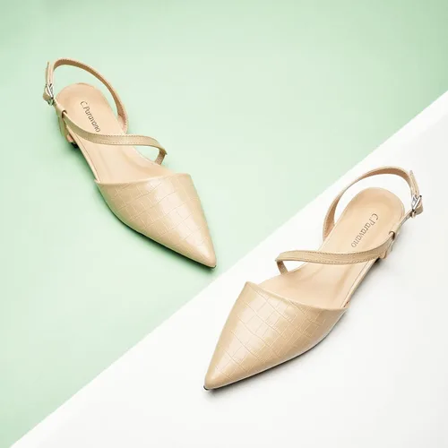 Vista 2 de C.Paravano Zapatos planos con espalda cruzada para mujer, con estampado de cocodrilo, puntera puntiaguda, sandalias planas con correa ajustable