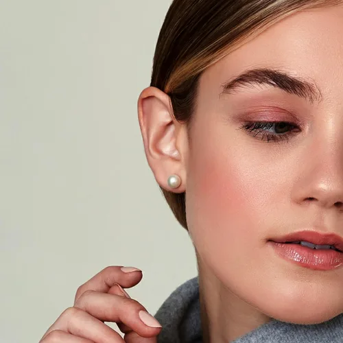 Vista 3 de THE PEARL SOURCE Aretes redondos de perlas reales de agua dulce blancas para mujer, aretes de oro de 14 quilates Aretes hipoalergénicos con perlas