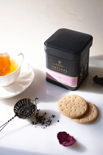 Vista 4 de Taylors of Harrogate Pétalo de rosa de China, té negro, hoja suelta, lata de 4.41 onzas, fragante, delicado y floral, con cafeína, té de hoja entera