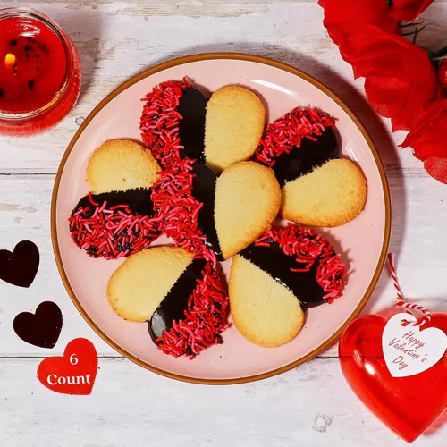 Vista 4 de Galletas de Chocolate Galletas de Mantequilla en Forma de Corazón Sumergidas en Chocolate y Con Chispas Rojas Comparte tu Amor con Mamá, Papá