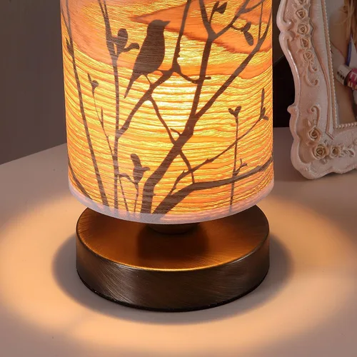 Vista 2 de Bieye L10272 Birds in The Tree Lámpara de mesa estilo madera luz nocturna con pantalla de madera Base de metal bronce para mesita de noche