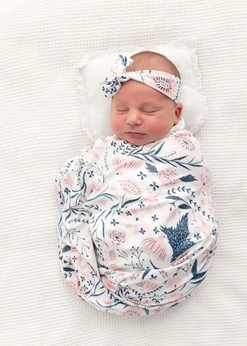Vista 6 de Manta elástica con estampado floral para recién nacido, con diadema a juego (azul y rosa) Baby Grils Receiving Blanket with Name Card Stretch Wrap