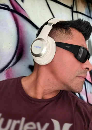Vista 3 de Vizliter TWS - Auriculares Bluetooth inalámbricos con graves profundos 5.3 con micrófono integrado y luces LED con cancelación de ruido (beige)
