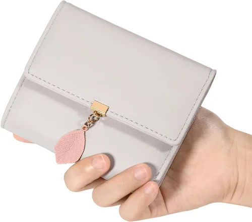 Vista 123 de UTO - Cartera pequeña RFID de piel sintética con dije de hoja, cierre de cremallera y tarjetero.