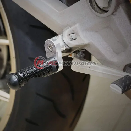 Vista 4 de MC MOTOPARTS MPRO - Pinzas de pie traseras antideslizantes de 0.984 in, color negro, compatibles con MT-09 MT-07 13-17 MT-09 Tracer YZF R3