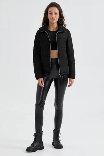 Vista 4 de Orolay Chaqueta acolchada ligera para mujer, abrigo de invierno de longitud corta casual