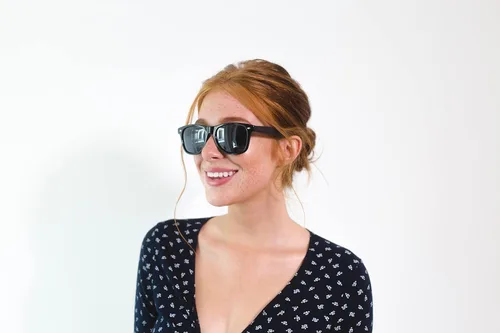 Vista 6 de Woodies Gafas de sol clásicas polarizadas de madera de ébano negra Wayfarer con lente TAC para hombres y mujeres, 100% protección contra rayos