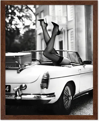 Vista 25 de Monem Art - Póster de moda – Mujer en impresión de coche clásico – Arte en blanco y negro – Arte fotográfico – Arte para entusiastas del automóvil