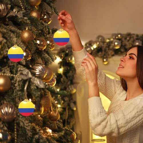 Vista 7 de Colgante redondo de adorno navideño de cristal con estampado de bandera de Colombia con detalles dorados y plateados para colgar la decoración