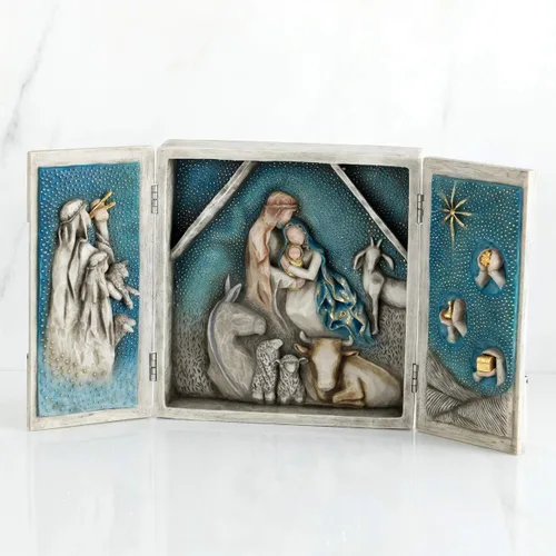 Vista 15 de Willow Tree Paz en la Tierra, un abrazo de paz, figura sostiene cordero como expresión de bendiciones pacíficas para el nacimiento de Navidad
