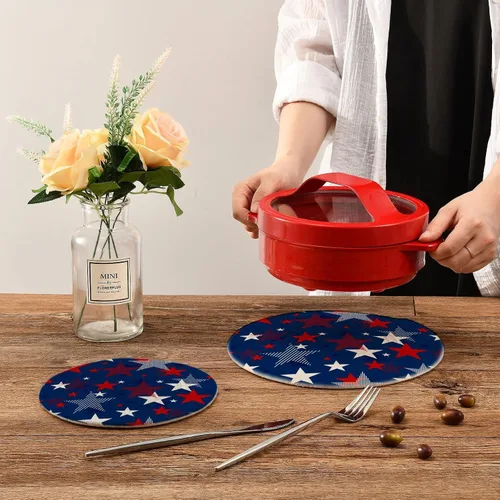 Vista 2 de Naanle Juego de 2 salvamanteles tejidos para ollas, 4 de julio, bandera de Estados Unidos, estrellas florales azules, manteles individuales redondos